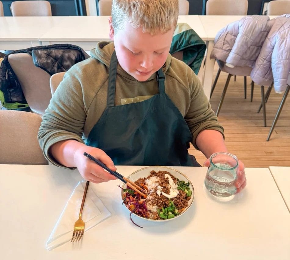 Kids-Eating-Meal-With-Chopsticks